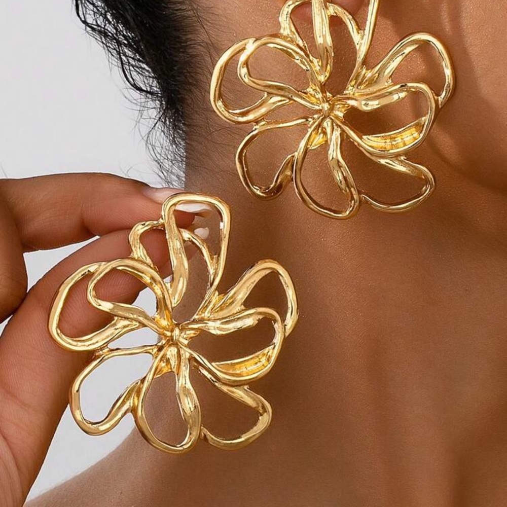 Elegant Gold Flower Earrings